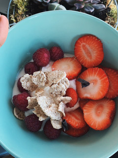 Una foto de Yogur con frambuesa, fresa y cereal integral bajo en calorías
