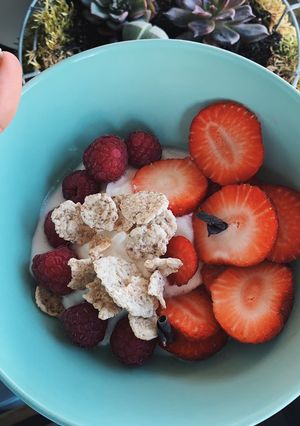 Una foto de Yogur con frambuesa, fresa y cereal integral bajo en calorías