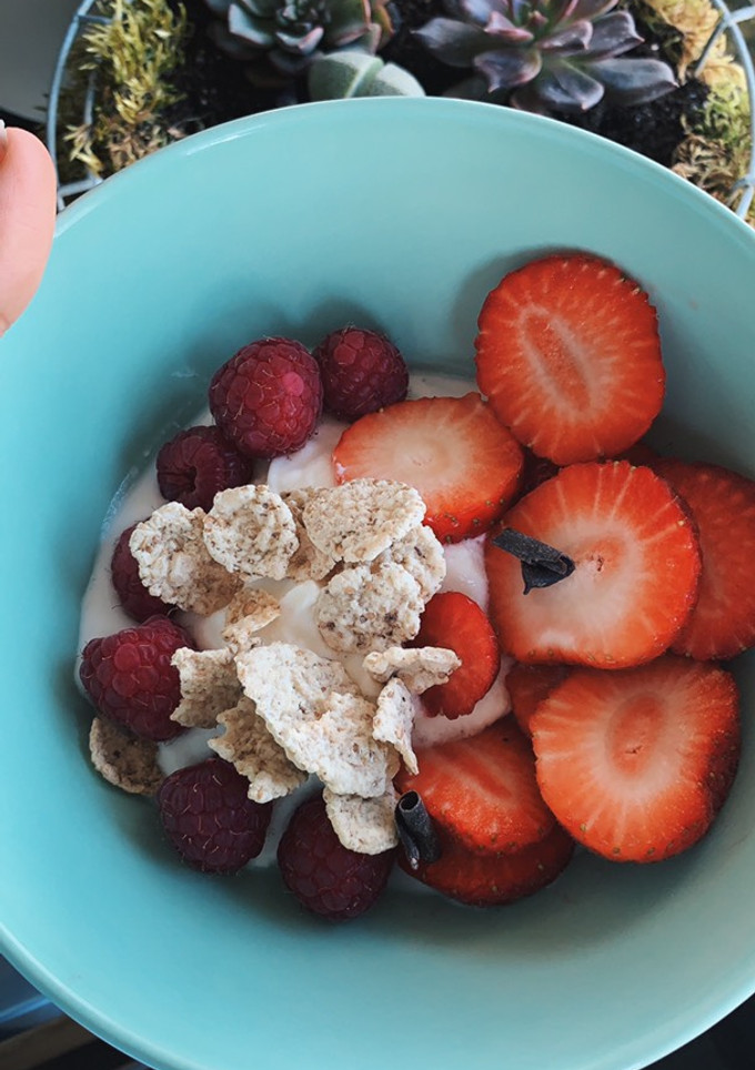 Una foto de Yogur con frambuesa, fresa y cereal integral bajo en calorías