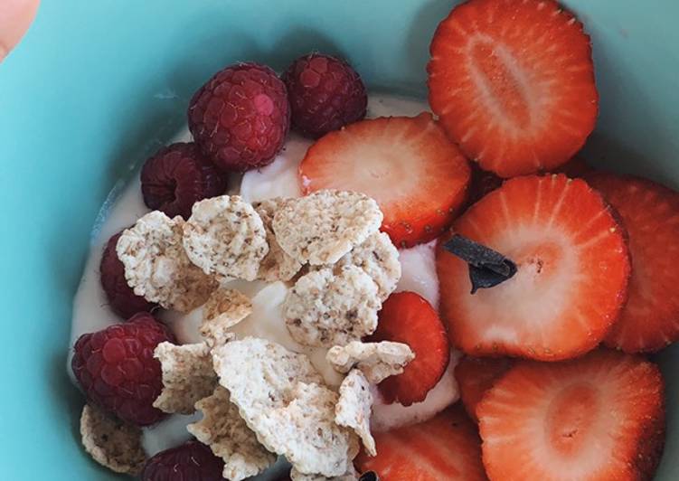 Yogur con frambuesa, fresa y cereal integral bajo en calorías