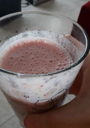 Una foto de Batido de frutilla y banana