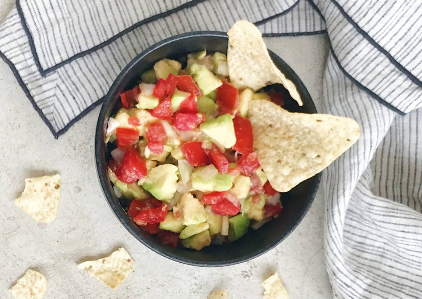 Guacamole con aguacate y tomate