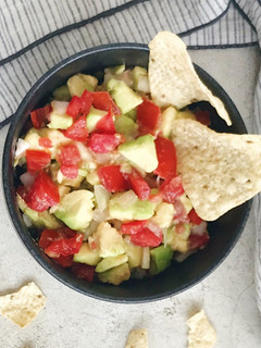 Una foto de Guacamole con aguacate y tomate