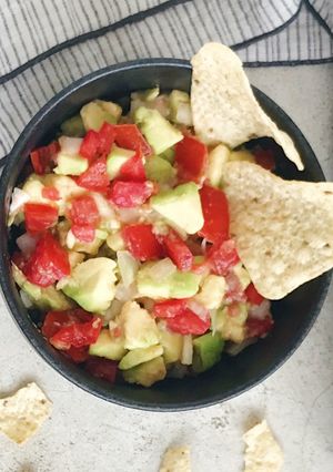 Foto principal de Guacamole con aguacate y tomate