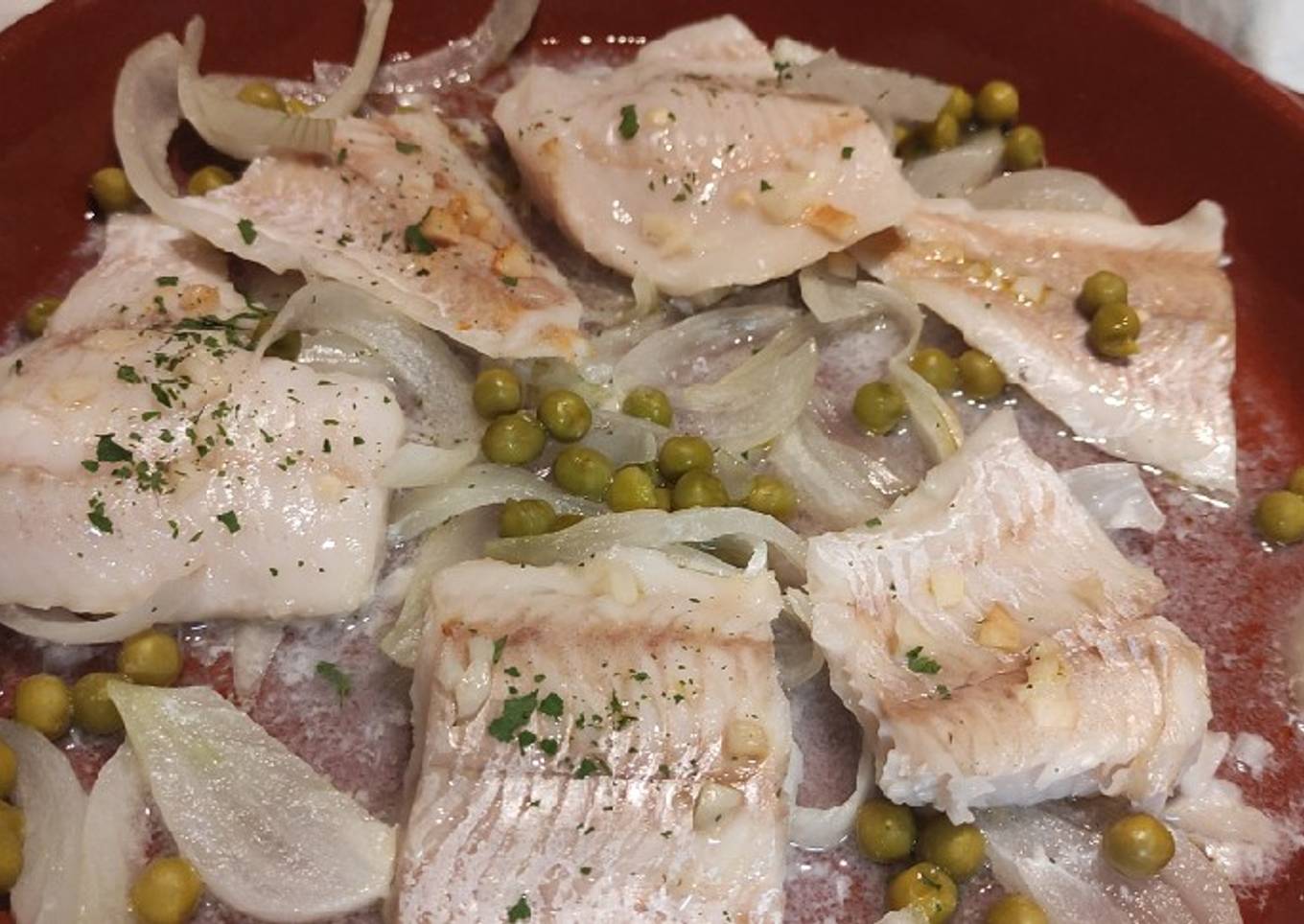 Merluza con guisantes