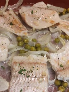 Una foto de Merluza con guisantes