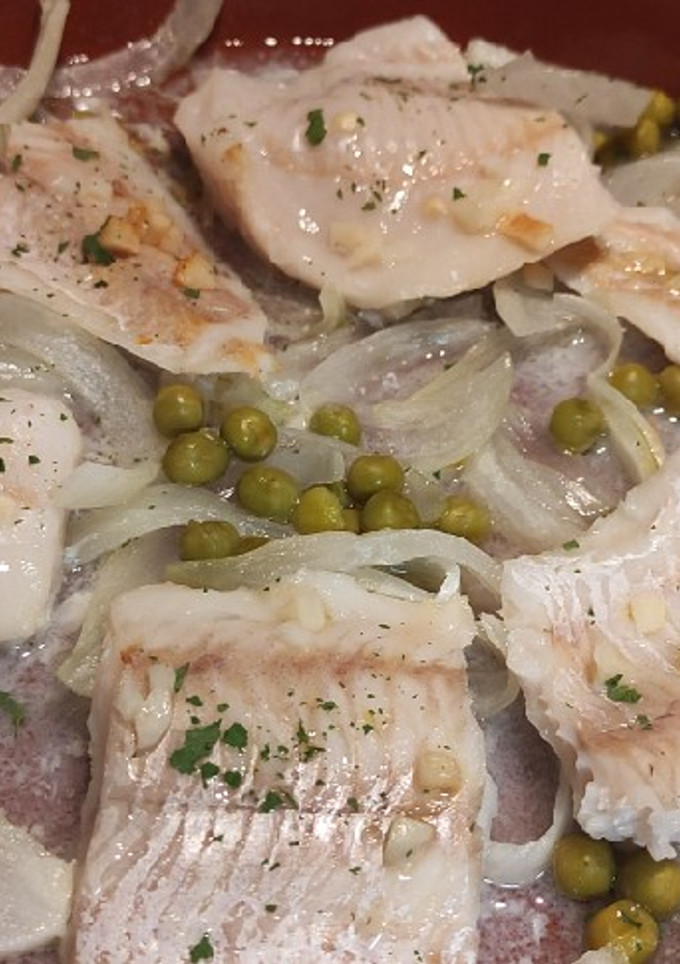 Una foto de Merluza con guisantes