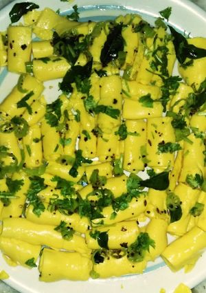 A picture of Khandvi.