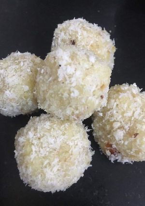 A picture of Nariyal laddu.
