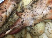 Una foto de pierna de cabrito al horno