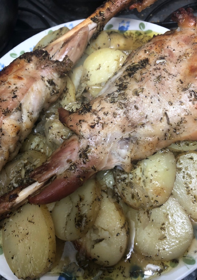 Una foto de 255. Pierna de cabrito al horno (principal carne)