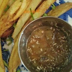 A picture of Finger chips with grapes chutney.
