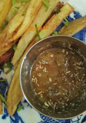 A picture of Finger chips with grapes chutney.