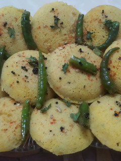 बेसन ढोकला (Besan dhokla recipe in Hindi) रेसिपी मुख्य फोटो