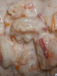 Una foto de Camarones con verduras y salsa Alfredo y fideos chinos