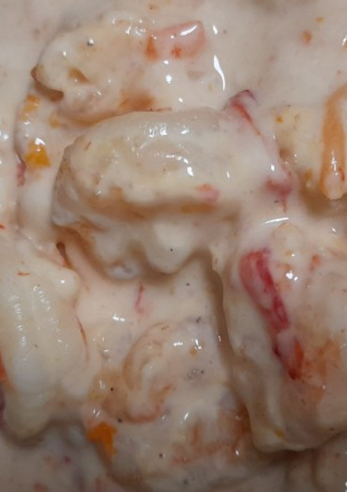 Una foto de Camarones con verduras y salsa Alfredo y fideos chinos