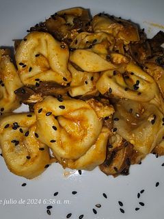 Una foto de Raviolis fresco de carne en salsa de puerro, champiñones y huevo de codorniz
