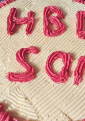 A picture of Vanilla cake and butter cream icing.