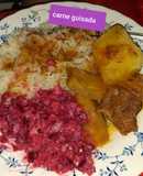 Carne guisada con ensalada morada
