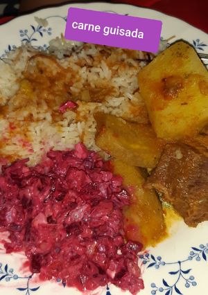 Una foto de Carne guisada con ensalada morada