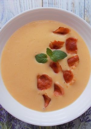 Zdjęcie przepisu Ziemniaczana zupa krem z chipsami z szynki.