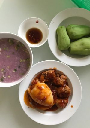 Hình của món Mực dồn thịt sốt cà chua.