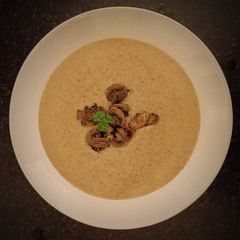 A picture of Mushroom Soup (crème de champignons).