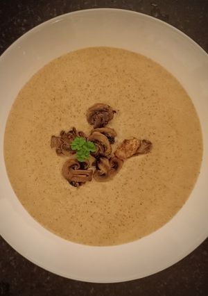 A picture of Mushroom Soup (crème de champignons).