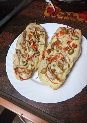 Una foto de Pan pizza de solomillo, jamón serrano, zanahoria y aceitunas