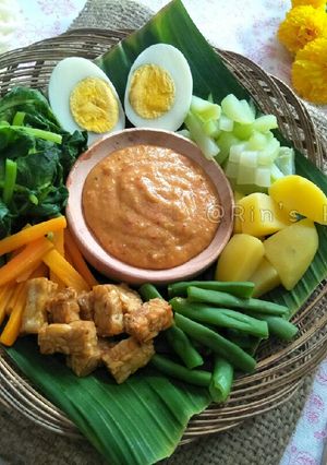 A picture of Gado-Gado Surabaya: Mixed Vegetables with Peanut Sauce Dressing.
