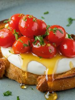 Una foto de Pan Baguette con Tomate Cherry y Miel