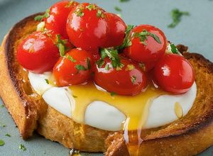 Una foto de Pan Baguette con Tomate Cherry y Miel