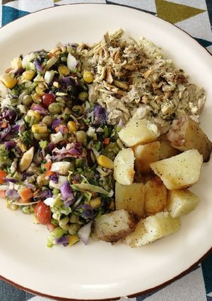Una foto de Ensalada verde con pollo y papas