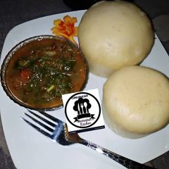 A picture of Alkubus with spinach soup.