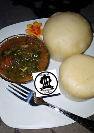 A picture of Alkubus with spinach soup.