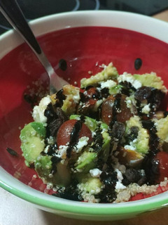 Una foto de Ensalada de aguacate, quinoa y queso de cabra