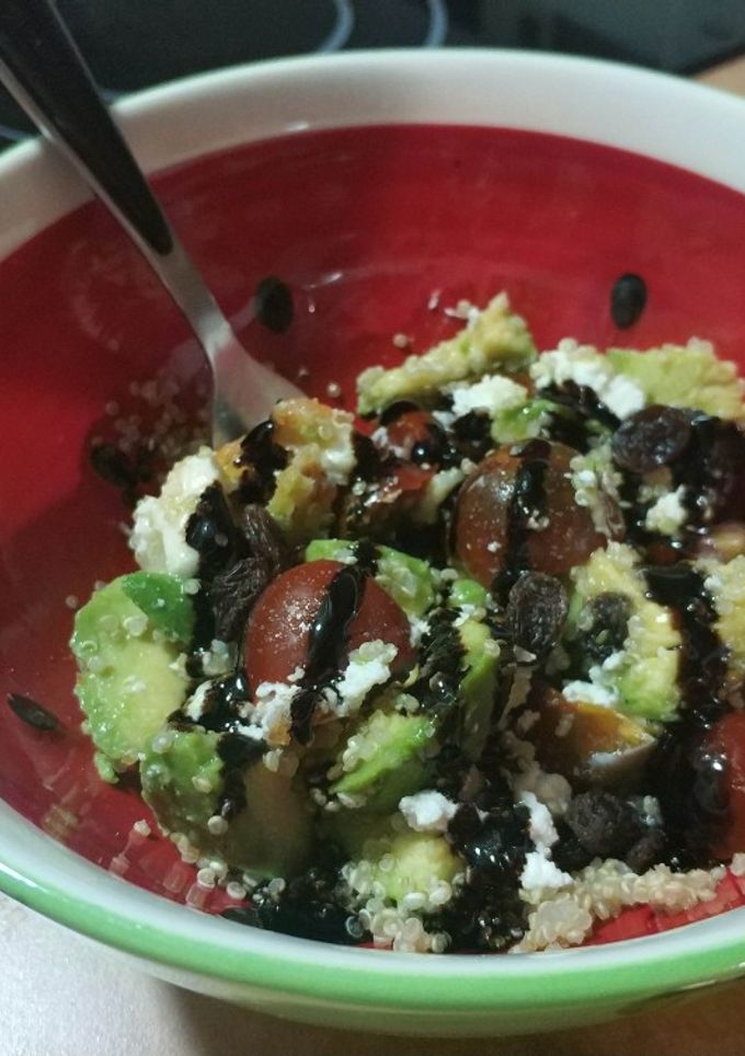 Una foto de Ensalada de aguacate, quinoa y queso de cabra