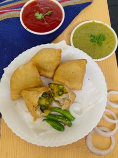 आलू मटर समोसा (aloo matar samosa recipe in Hindi) रेसिपी मुख्य फोटो