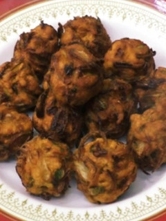 டீக்கடை வெங்காய போண்டா(onion bonda recipe in tamil) செய்முறை முக்கிய புகைப்படம்