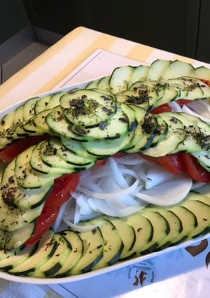 Une photo de Salade de tomates grappe et concombre Noa à l oignon blanc d Italie et aromates de la mer