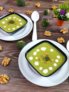 વોલનટ બ્રોકોલી સૂપ (Walnut broccoli soup recipe in Gujarati) રેસીપી મુખ્ય ફોટો