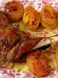 Una foto de Cordero asado con patatas