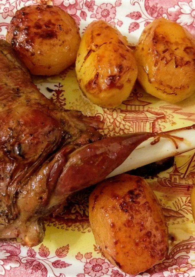Una foto de Cordero asado con patatas