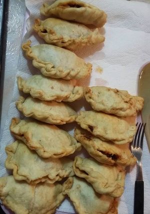 Una foto de Cocinando unas empanadas carne cortada a cuchillo junto a mi señora