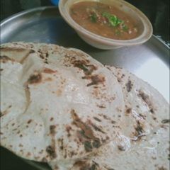 A picture of Rajma with chapati.