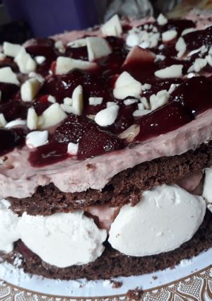Una foto de Torta desnuda de Chocolate, fresas (frutillas) y merengues 🍓🍫