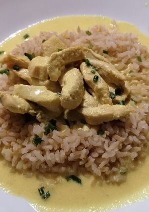 Une photo de Poulet au lait de coco, riz complet de camargue