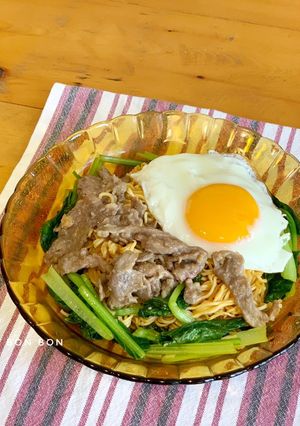 Hình của món Mì Gói Xào Bò Trứng.