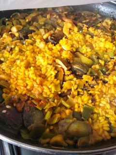 Una foto de Paella de marisco y alcachofas