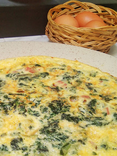 Una foto de Tortilla de borraja y jamón serrano